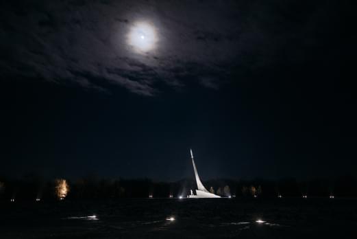 В Парке покорителей космоса запустили освещение